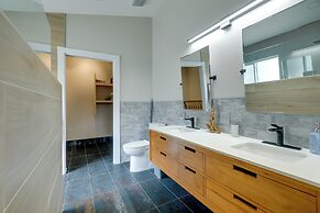 Bright Getaway w/ Ski Lake, 11 Miles to Dtwn Tampa