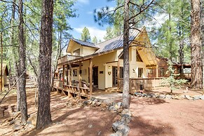 9 Mi to Rainbow Lake: Woodsy Pinetop Cabin w/ Deck