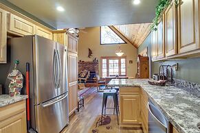 9 Mi to Rainbow Lake: Woodsy Pinetop Cabin w/ Deck