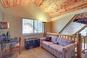 9 Mi to Rainbow Lake: Woodsy Pinetop Cabin w/ Deck