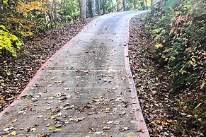 Serene Escape w/ Mountain Views, Near Dtwn!