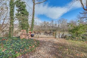 Family-friendly Riverhouse: Fishing & Hot Tub