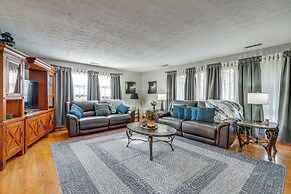 Family-friendly Riverhouse: Fishing & Hot Tub