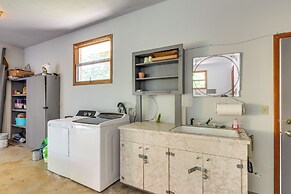 Family-friendly Riverhouse: Fishing & Hot Tub