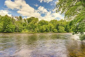 Family-friendly Riverhouse: Fishing & Hot Tub