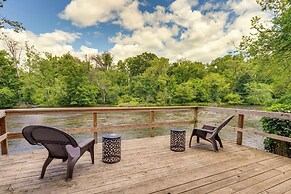 Family-friendly Riverhouse: Fishing & Hot Tub