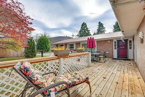 Family-friendly Riverhouse: Fishing & Hot Tub