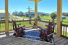 Casa Sol House w/ Deck in Crystal Beach!