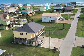 Casa Sol House w/ Deck in Crystal Beach!