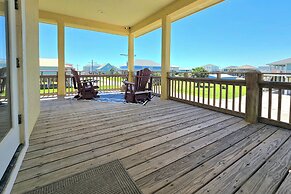 Casa Sol House w/ Deck in Crystal Beach!