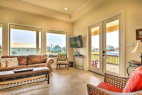 Casa Sol House w/ Deck in Crystal Beach!