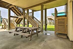 Casa Sol House w/ Deck in Crystal Beach!