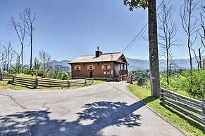 Mountain-view Gatlinburg Cabin w/ Private Hot Tub!
