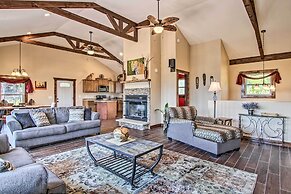 Mountain-view Gatlinburg Cabin w/ Private Hot Tub!