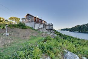 Oceanfront Cottage w/ Deck 2 Mi to Boothbay Harbor