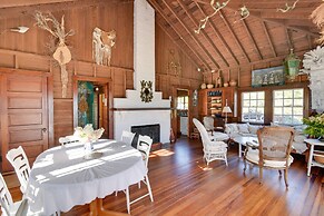 Oceanfront Cottage w/ Deck 2 Mi to Boothbay Harbor