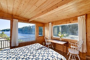 Oceanfront Cottage w/ Deck 2 Mi to Boothbay Harbor