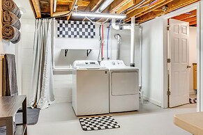 Walk to Speedway & Hall of Fame: Indianapolis Home