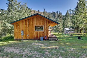 Cozy Countryside Cabin in Robie Creek Park!