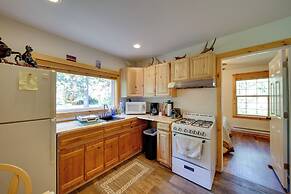 Cozy Countryside Cabin in Robie Creek Park!