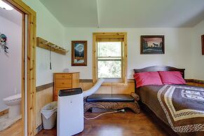 Cozy Countryside Cabin in Robie Creek Park!