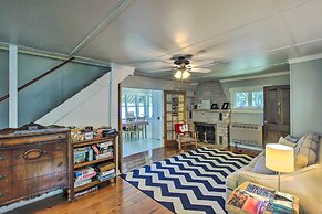 Crystal Lake Cottage: Kayaks & Fire Pit!