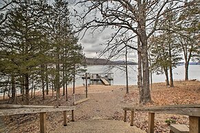 'waters Edge': Home on Shore of Beaver Lake!