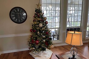 Large Waterfront Lake Palestine Home w/ Deck, Dock