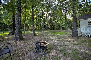 Peaceful Broken Bow Cottage w/ Fire Pit!