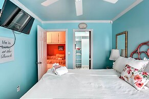 Breezy Murrells Inlet Condo w/ Deck: Walk to Beach