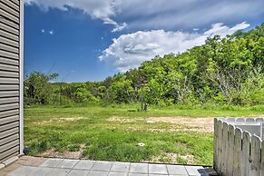 Apartment w/ Patio, 4 Mi to Silver Dollar City!