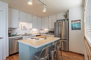 Idyllic Coastal Haven - Whale Watch in Depoe Bay!