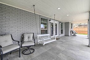 Patio & Grill: Spacious Gem Near Gulf Coast!