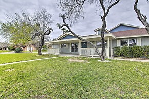 Patio & Grill: Spacious Gem Near Gulf Coast!