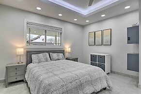 Patio & Grill: Spacious Gem Near Gulf Coast!