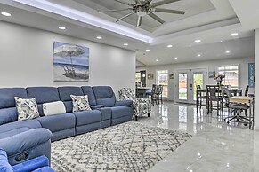 Patio & Grill: Spacious Gem Near Gulf Coast!