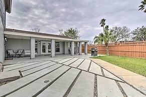 Patio & Grill: Spacious Gem Near Gulf Coast!