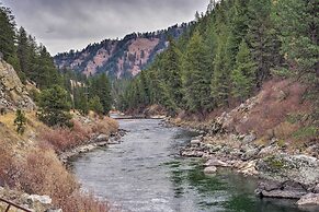 Private Cabin, 5-min Drive to Hot Springs & Golf!