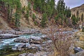 Private Cabin, 5-min Drive to Hot Springs & Golf!