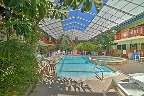 Coastal Studio w/ Amenities: Walk to Padre Beach!