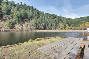Peaceful Mckenzie River Retreat: Fish, Hike, & Ski