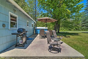 'nestle by Lake' Charlevoix Cottage: Pets Welcome!
