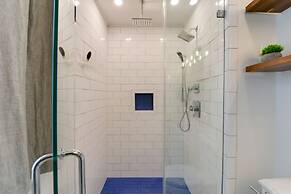 Avalon Vacation Rental w/ Porch & Grill!