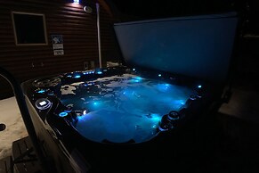 Centennial Cabin w/ Hot Tub, Sauna & Pool Table!