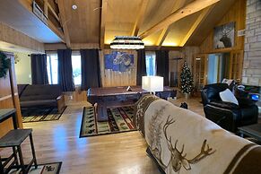 Centennial Cabin w/ Hot Tub, Sauna & Pool Table!