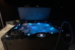 Centennial Cabin w/ Hot Tub, Sauna & Pool Table!