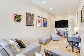 Pool & Putting Green: Goodyear Home on Golf Course