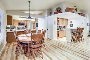 Near Hiking & Golfing: Pinetop Home w/ Deck!