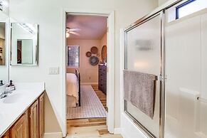 Near Hiking & Golfing: Pinetop Home w/ Deck!