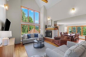 Private Hot Tub + Game Room: Galena Territory Home